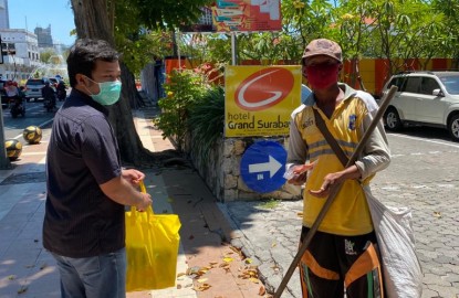 PJUC Membagikan Masker dan Sanitizer kepada Masyarakat Sekitar untuk Mencegah Penyebaran COVID-19